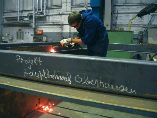 Im Babckock Fertigungszentrum: Die Eisen-Glas-Skulptur