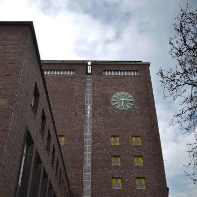 Turm Fensterinstallation in Gelb